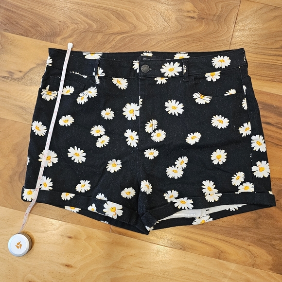 Forever 21 Daisy 3" shorts Size 16 - Picture 4 of 5